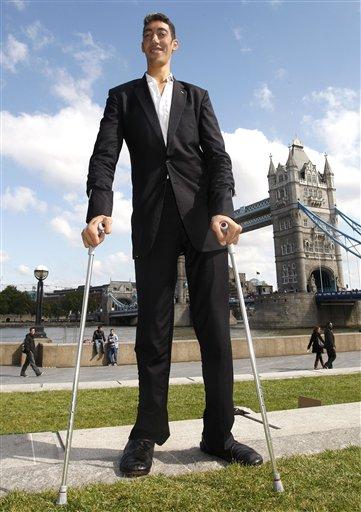 Sultan Kösen adlı Türk, 2 metre 47 santimetre boyuyla dünyanın en uzun insanı olarak Guinness Dünya Rekorlar Kitabına girdi. Sultan, eski rekortmen Çinli Bao Xi Shun'dan 10.5 santim daha uzun.