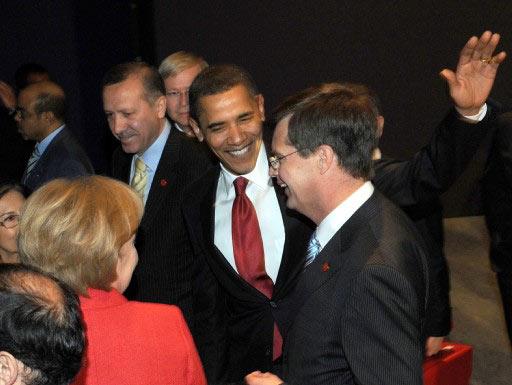 BASBAKAN RECEP TAYYIP ERDOGAN, AILE FOTOGRAFININ CEKILMESININ ARDINDAN ABD BASKANI BARACK OBAMA VE ALMANYA BASBAKANI ANGELA MERKEL ILE SOHBET ETTI.