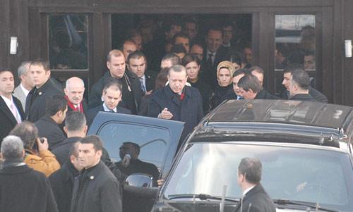 Başbakan Recep Tayyip Erdoğan, Yunanistan Başbakanı Yorgo Papandreu ile bir araya geldi. Planlanandan uzun süre görüşme nedeniyle Başbakan Erdoğan, Cuma namazına gidemedi.