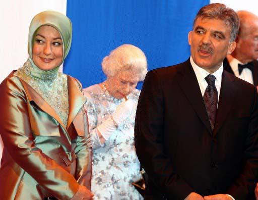 NGILTERE KRALICESI II. ELIZABETH VE ESI EDINBURGH DUKU PRENS PHILIP, CUMHURBASKANI ABDULLAH GUL VE ESI HAYRUNNISA GUL ONURUNA INGILTERE DONANMASINA AIT ILLUSTRIOUS ADLI UCAK GEMISINDE RESEPSIYON VERMISTI. KRALICE, RESEPSIYON SIRASINDA MAKYAJINI TAZELEMIST