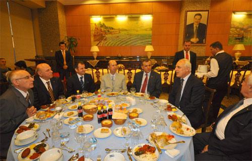 Yeni Vali Hüseyin Avni Mutlu, İstanbullular'a ilk mesajını Dostlar Meclisi'nde yaptığı konuşma ile verdi. Vali Mutlu, makamların geçici olduğuna dikkat çekti ve kalıcı olanın dostluklar olduğunu söyledi. "13 milyon dostum var" dedi.