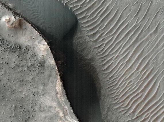 NASA, Marsın kutup bölgesinde, yüzeydeki katı karbondioksit moleküllerinin resmini çekti