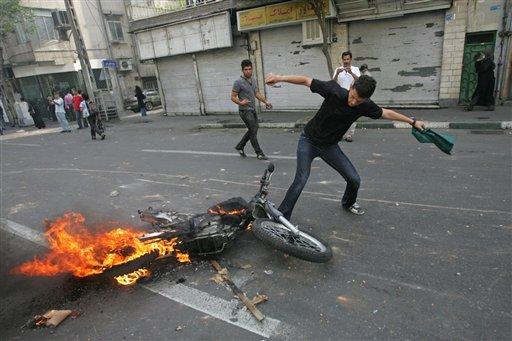 ABD CNN televizyonu, İran'da cumhurbaşkanı seçimi sonrasında sokağa çıkan göstericilerden 19'unun öldüğünü iddia etti. İran Devlet Televizyonu ise farklı rakam verdi