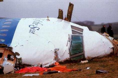 Lockerbie saldırısı!!!
Reaganın Libya üzerindeki hedeflere saldırı emri vermesinin iki yıl sonrasında, Aralık 1988de, Pan American Havayolları'na ait 103 sefer sayılı uçak, İskoçyanın Lockerbie kasabası üzerinde uçarken infilak etti. Felaketin ardından, müfettişler iki Libyalı ajana, Abdülbasit El Megrahi ve Lamin Halife Fimaha odaklandı. Yıllar boyu şüphelinin sorgulanması için teslim etmeyi reddeden Kaddafi, 1999da pes etti. Sekiz ay süren davanın ardından, Megrahi ömür boyu hapse çarptırıldı. Fimah ise suçsuz bulundu. Ağustos 2008e kadar hapiste kalan Megrahi, o tarihte kanser teşhisi konduğu için salıverildi.
