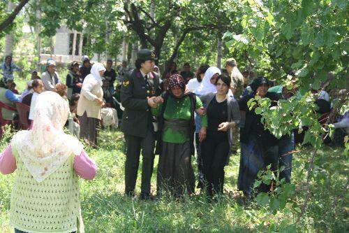 Hakkari'nin Şemdinli ilçesinde PKK'lı teröristler tarafından düzenlenen saldırıda şehit düşen Erkan Akdeniz'in evine ateş düştü. Akdeniz'in abisinin de 1998 yılında askerlik görevini yaparken şehit düştüğü ortaya çıktı. (Fotoğraf: Mahmut Tuna / CİHAN)