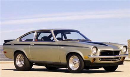 05: Chevrolet Vega: Halk arasında çok yağ tüketen canavarolarak ün yaptı. Söylentiye göre firma merkezindeki 15 kilometrelik kesintisiz bir pist sürüşünde Vegalardan biri resmen yağsız kalıp dökülmüştü.
