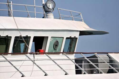 Mavi Marmara gemisi için limanda geniş güvenlik önlemleri alındı. Geminin kaptan köşkündeki bir camın üzerinde kurşun izlerinin görüldü.