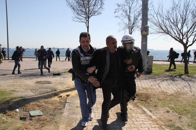 Tüm uyarılara rağmen Nevruz'u kutlama bahanesiyle çevreye zarar veren ve polise saldıran gruba müdahale edildi. İstanbul'da bazı sokaklar savaş alanını aratmadı.