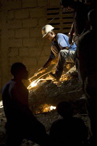 Haiti'de enkaz altında can pazarı