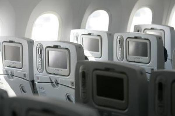 ABD'li uçak üreticisi Boeing, yıllardır piyasaya sürmeye çalıştığı ve üretiminde metal kullanılmayan 'rüya uçağı' 787 Dremliner modelini Japon All Nippon Airways'e teslim etti.