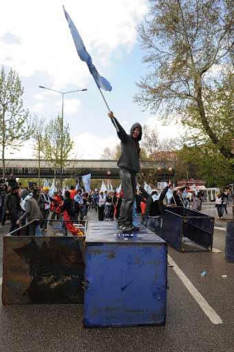 Ankara'daki 1 Mayıs kutlamalarının yapılacağı Sıhhiye Meydanı'na girişlerdeki arama noktasında polis ile göstericiler arasında arbede çıktı. Polis olayları yatıştırmak için havaya ateş açtı.