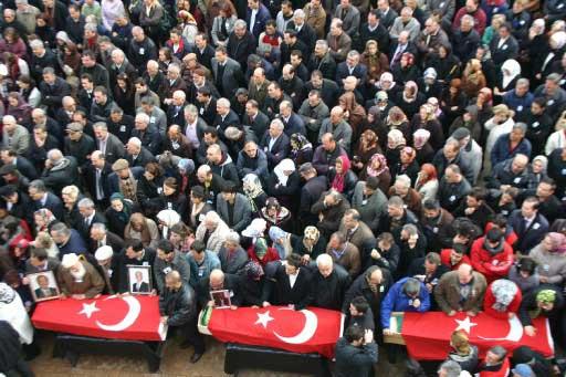 Gümüşhane'nin Zigana Dağı bölgesinde çığ düşmesi sonucu hayatını kaybeden 10 kişi son yolculuğuna uğurlandı. Trabzon Valiliği önündeki törende acı, gözyaşı ve hüzün vardı.