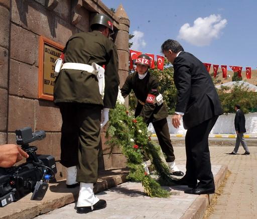 Cumhurbaşkanı Abdullah Gül, Bitlis'in düşman işgalinden kurtuluşunun 93. yıl dönümü dolayısıyla düzenlenen törenlere katılmak üzere geldiği şehirde sevgi selinin ortasında kaldı