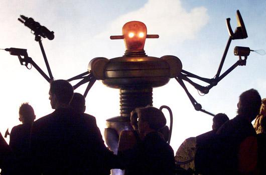 <strong>15. O bir aktör değil ama...</strong><br><br>
2000 -> Bu robotun üçüncü sınıf bir bilimkurgu filminden çıkmış gibi durduğuna bakmayın. Üretildiği yıl olan 2000'de insanımsı (şeklen insana benzeyen) robotlar yok denecek kadar azdı. Zaten bu robotun oyunculuk yeteneklerini sorgulamanın da bir anlamı yok. Planet of Visions isimli bu robot, Almanya Hanover'de düzenlenen Expo 2000 Fuarı'nda ziyaretçileri karşılamakla meşguldu.