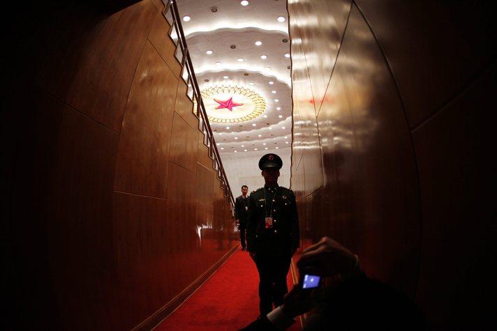 &Ccedil;in'in başkenti Pekin yine farklı etnik k&ouml;kenlere ve y&ouml;resel renklere sahip insanlar dolup taşıyor. Tiananmen Meydanında m&uuml;thiş bir kalabalık, insanlar hatıra fotoğrafı &ccedil;ektirmek i&ccedil;in birbiriyle yarışıyor. Şehirde adeta bir şenlik havası yaşanıyor.
<br>
Kalabalığın nedeni, 11. &Ccedil;in Halk Meclisi'nin 5. Oturumunun a&ccedil;ılışı nedeniyle yapılan t&ouml;ren.
<br><br>
3.000 'den fazla delege ile  d&uuml;nyanın' en b&uuml;y&uuml;k parlamentosu ve  yasama meclisine sahip olan &Ccedil;in'de, t&uuml;z&uuml;ğ&uuml; ve işlevi &Ccedil;in Kom&uuml;nist Partisi liderleri tarafından d&uuml;zenlenmiş her Ulusal Kongre a&ccedil;ılışı bir bayram havası i&ccedil;inde ger&ccedil;ekleştiriliyor... 
<br>
(Haber 7 - Fotograflar: EPA)
