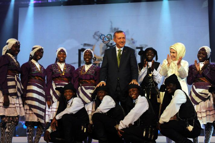 Her dilin güzel, eşsiz, derin ve şiirsel olduğunu, her lisanın kendi içinde muhteşem bir estetikle örülmüş şiir olduğunu anlatan Erdoğan, ''Dilin sınırı aklın sınırıdır. Dil sustuğunda akıl ve mantık devre dışı kalır. Akla, hayallere, tefekküre hudut çizilemediği gibi dile de hudut çizilemez. İşte onun için demokrasi hem Türkçedir hem Latincedir. Selam, yani barış hem Türkçedir hem Arapça, Farsça, Urduca, İbranice, Bengalce, Hintçe, Endonezce, Malaycadır. Hürriyet, Türkçe olduğu kadar Kürtçedir, Çerkezcedir. Kazakça, Tatarca, Azerice, Türkmencedir'' şeklinde konuştu.