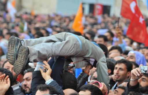 AK Parti Genel Başkanı ve Başbakan Recep Tayyip Erdoğan'ın Şanlıurfa mitinginde izdiham yaşandı. Erdoğan, aşırı kalabalıktan dolayı Şanlıurfa'daki miting alanına giremedi