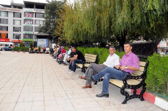 Van Valisi Münir Karaloğlu, daha önce polis barikatlarıyla kapalı olan Valilik Bahçesini vatandaşların istifadesine sundu. Vatandaşlar artık burada sohbet edip dinleniyor...