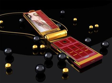 Bu telefon altın zinciriyle kadınların ayrılmaz bir takısı olacak gibi duruyor.