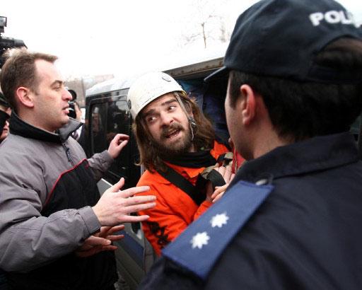 Greenpeace üyesi 6 kişi, ''nükleer santral ihalesini'' protesto etmek için Kızılay'daki gökdelene çıktı. 6 eylemci, polisin müdahalesi üzerine eylemlerini sonlandırdı. İşte o anlar: