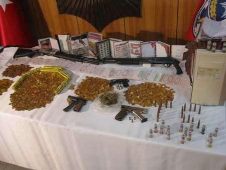 Manisa Müdürlüğü Asayiş Şubesi ile Turgutlu İlçe Emniyet Müdürlüğünün ortaklaşa düzenledikleri Pelez Altın şebekesi operasyonunda 19 kişi göz altına alındı.