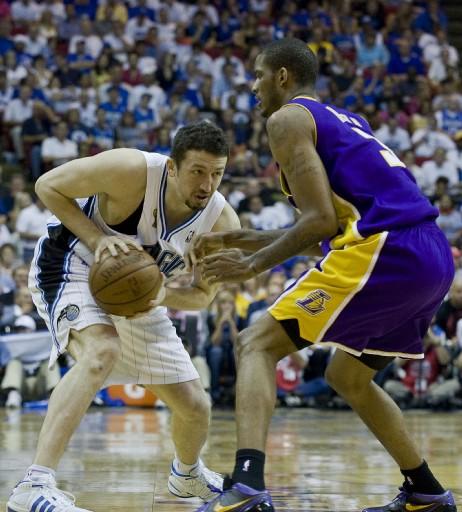 Hidayet'in de forma giydiği NBA final serisi 4. maçında Los Angeles Lakers, Orlando Magic'i uzatmalarda yıkmayı başarırken malesef Hidayet son anlarda kendine bağlanan umutları yıktı