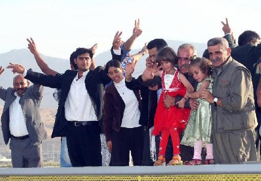 Dün teslim olan ve bugün pişman olduklarını beyan ettiklerini açıkladıktan sonra mahkemede serbest bırakılan PKK'lılar Habur'dan coşku içinde ayrıldı. PKK'lılar DTP otobüsü üstünde halkı selamladı...