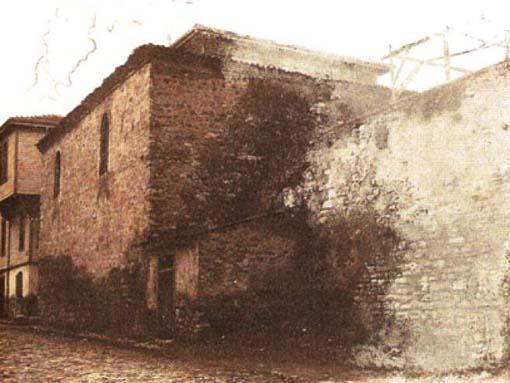 ÇANDARLI HAMAMI >>> Osmanlı döneminde bir çok padişahın sadrazamlığını üstlenen ve devlet kademesinde söz sahibi olan Çandarlı Ailesinden çıkan son sadrazam Çandarlı İbrahim Paşa tarafından yaptırılan Çandarlı Hamamı yıkımına kadar sürekli hamam olarak kullanılmış. 1956 yılında Aksaraydan Unkapanına kadar uzanan Atatürk Bulvarının açılması sırasında yıkılan Çandarlı Hamamından günümüze tek bir taş parçası kalmış değil. ayrıca bu hamamda ünlü Şair Neyzen Tevfik'in de çeşitli anılarının olduğu da söylenir.