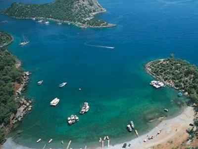 <b>4. Gemiler:</b> Ölüdeniz'in yakınında bu kadar sessiz bir yer olduğuna inanmanın güç olmasına rağmen Gemiler, etrafı çam ve zeytin ağaçlarıyla çevrili olup taze mezeler sunan birkaç güzel restoranıyla sessiz sakin bir koy.