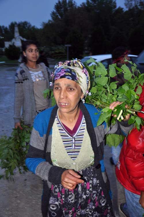 Romanlar, Kakava Şenlikleri ve Hıdrellez kutlamalarını yapıyor, Edirne'de Tunca Nehri kenarında sabahın ilk ışıklarına kadar s&uuml;ren eğlencenin s&uuml;rpriz konukları da vardı.