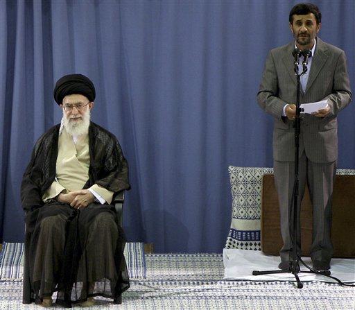 Olaylı seçim sürecinin ardından dün Ayetullah Ali Hamaneyin onayıyla resmen ikinci kez İran Cumhurbaşkanı olan Ahmedinejad, elini öptürmeyen Hamaneyin omuzunu öptü.