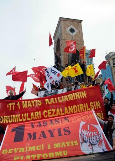 DİSK 32 yıl sonra 1 Mayıs'ı Taksim'de kutlamanın sevincini yaşadı. Hak İş ve Türk İş'e bağlı sendikalarda alanda saygı duruşu yaptılar