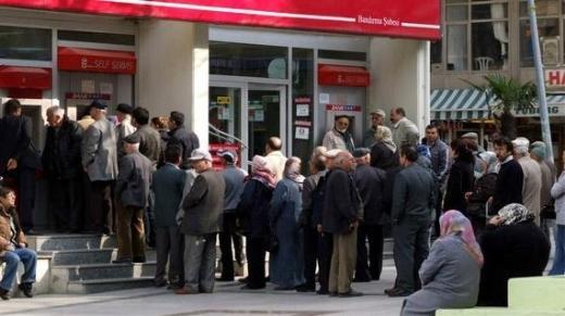 26 Şubat:
-Nusaybin gümrük kapısının temeli atıldı.
-Emekli aylıklarına zam. Torba yasa ile yürürlüğe giren zamla, yılın ilk yarısında, geçen yıl 500 lira olan emekli aylığı 563, 700 lira olan emekli aylığı 762, 1000 lira olan emekli aylığı 1062 liraya yükselecek.
28 Şubat:
-Türkiye'nin en zengini 4 milyar dolarlık servetiyle Mehmet Emin Karamehmet oldu. İkinci sırayı 1.7 milyar dolarlık serveti 3 milyar dolara çıkan Semahat Arsel ve geçen senenin birincisi Hüsnü Özyeğin paylaştı. Onları 1.6 milyar dolarlık serveti 2.9 milyar dolara yükselen Rahmi Koç izledi.
