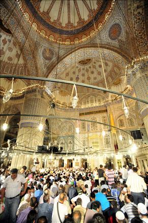 İslam âlemi, on bir ayın sultanı Ramazan'ı müjdeleyen Berat Kandili'ni idrak etti. Af ve mağfiret kapılarının sonuna kadar açıldığı gecede günahlardan arınmak isteyen binlerce inanan camilere koştu.