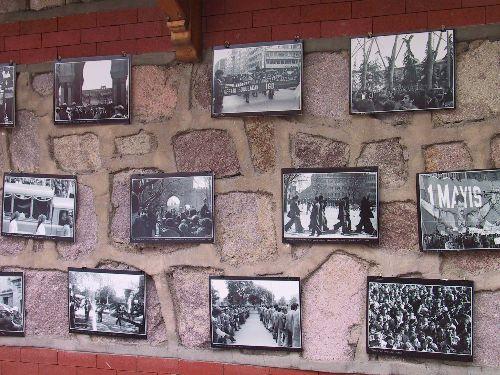 12 Eylül askerî darbesi sürecinde yapılan işkenceler, cansız mankenlerle sergilendi. Darbenin acılarını anlatan fotoğraflar sergilendi