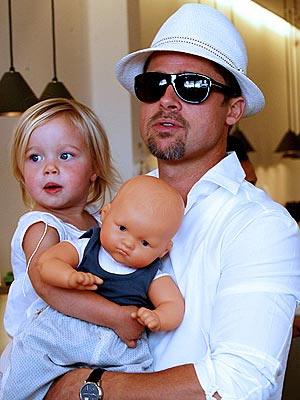 <b>Shiloh Jolie-Pitt:</b> Doğduğu günden bu yana objektiflerin üzerine çevrilmesine alışkın olan 4 yaşındaki Shiloh, kıyafetlerini kendi seçiyor. Anne ve babasının giydirdiklerini benimseyemeyen küçük, tıpkı erkek çocuklar gibi kravatlar, blazer ceketler, fötr şapkalar ve bol pantolonlarla dolaşmayı tercih ediyor. Annesi Angelina Jolie'nin çocukların istedikleri gibi giyinmelerinin büyürken kişiliklerine katkıda bulunacağı yönündeki fikirlerine rağmen baba Brad Pitt'in aynı görüşte olmadığı da gelen fısıltılar arasında...