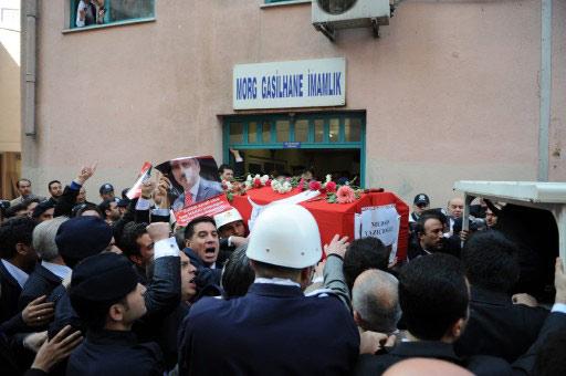 Helikopter kazası sonucu hayatını kaybeden BPP lideri Muhsin Yazıcıoğlu'nu milyonlar uğurladı. Devletin tam kadro olduğu törende izdiham vardı.