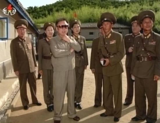 Hasta olduğu öne sürülen Kuzey Kore lideri Kim Jong-İl'in bir futbol maçına katıldığı açıklanarak, fotoğrafları yayınlandı.