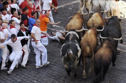 İspanya'da San Fermin festivalinde yine insanlar şenlik yaptığına inandı ama ortaya çıkan manzalar aslında kimin bayram ettiğini gösterir nitelikte.