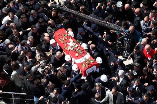Helikopter kazası sonucu hayatını kaybeden BPP lideri Muhsin Yazıcıoğlu'nu milyonlar uğurladı. Devletin tam kadro olduğu törende izdiham vardı.