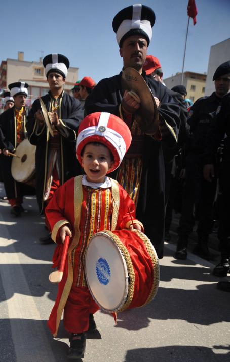 471. Uluslararası Mesir Festivali kapsamında, kortej yürüyüşü ve mesir macununun saçım töreni yapıldı. Mesir macunu saçımı sırasında izdiham yaşanırken, Osmanlı padişahlarını canlandıran oyuncular,geçmiş hakkında kısa bilgiler verdi.