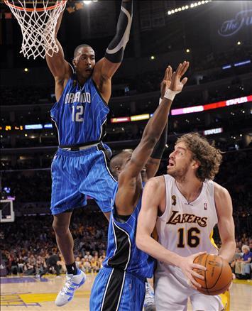 Milli basketbolcumuz Hidayet Türkoğlu'nun 22 sayısı atarak devleştiği, normal süresi 88-88 tamamlanan maçta, Los Angeles Lakers Orlando Magic'i 101-96 yendi.