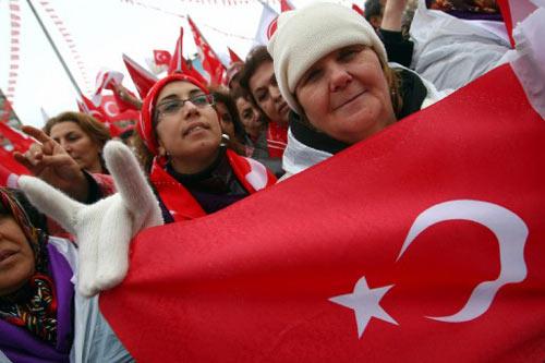MHP'nin Ankara Tandoğan'da "Bin Yıllık Kardeşliği Yaşa ve Yaşat" mitingi düzenledi. Haber 7'nin maklen yayınladığı mitingde konuşan Bahçeli yine çok sert sözler kullandı, kalabalığa sorular sordu, sözler aldı