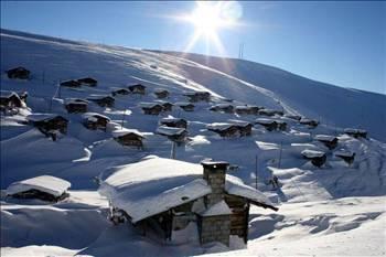 <p>ARTVİN: Kıldiyet Dağı'nın dik yamaçları üzerine İskitler tarafından kuruldu. Yaygın bir inanışa göre Artvin adı, kenti kuran İskit hükümdarının adından gelir. Sözcük, önceleri Artvani, sonrada Artvini biçiminde söylenmiş, zamanla Artvin'e dönüşmüştür.</p>