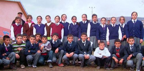 Ardahan'ın Hanak ilçesine bağlı Sazlıçayır köyünde öğrenciler yaklaşık 45 gündür okula gidemiyor. Taşımalı sistemle eğitim gören öğrenciler Vali Mustafa Tekmen'den yardım bekliyor.