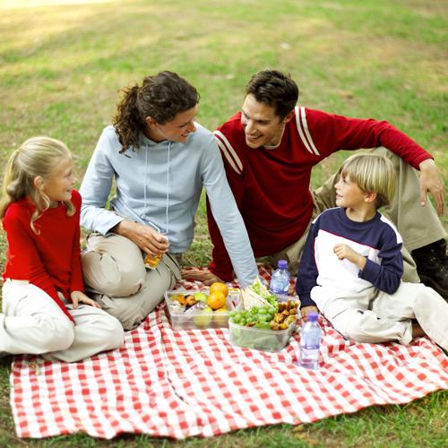 Aile etkinlikleri planlayın. Çocuklarınızı bu planlarınıza dahil etmeyi unutmayın. Kendi önerilerine değer verildiğini fark etsinler.