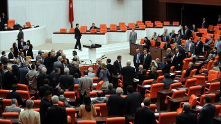 Muhalefetin karşı çıkarak görüşmelerini engellediği ve üzerindeki müzakerelere 12 Mayısta başlanan Suriye sınırındaki mayınların temizlenmesini öngören yasa tasarısı, TBMM Genel Kurulunda kabul edilerek yasalaştı.