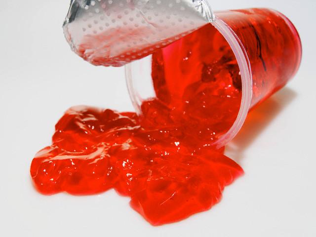 Jelatin: Jelatin özellikle 3 aminoasit açısından çok zengin bir içeriğe sahiptir. Bunlar; proline, hidroksiprolin, glisin. Hidrolize edilmiş jelatin (beslenme desteği olarak bulunabilir) içerisindeki oligipeptidler sayesinde kolajen sentezine destek olur.