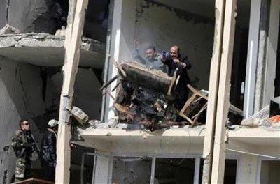 Afganistan'ın başkenti Kabil'de Taliban militanlarının üzerlerindeki bombaları bakanlık binasında patlatması sonucu yaşanan saldırı