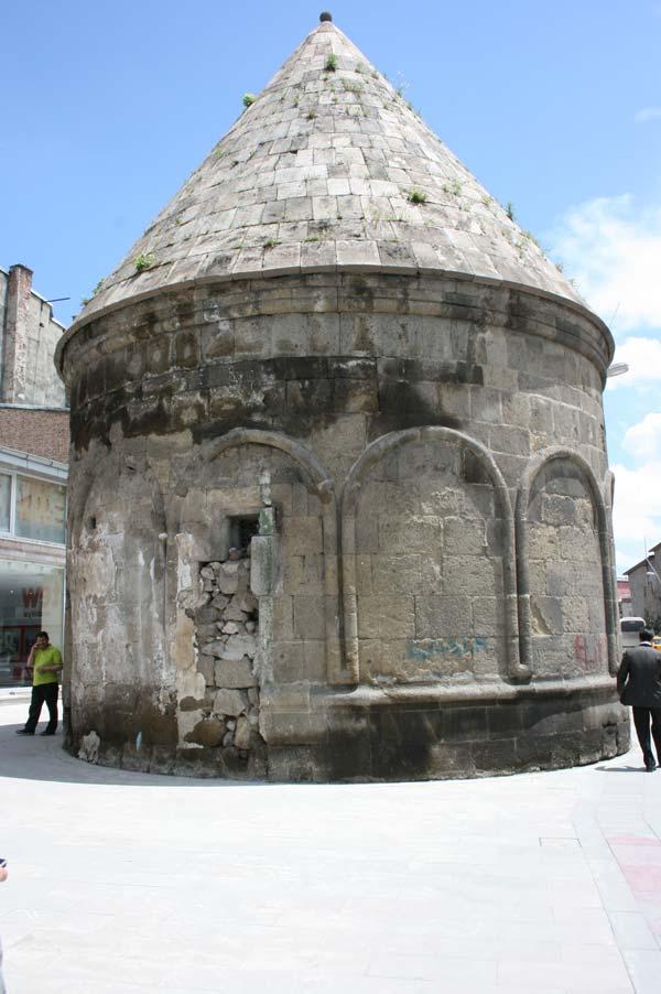 Sağlık Bakanı Recep Akdağ, ulusal basının yöneticilerini seçim bölgesi ve memleketi Erzurum'da ağırladı. Akdağ, gazetecilere şehri bizzat gezdirdi. Gezinin sonu keyifli bir geceyle bitti.